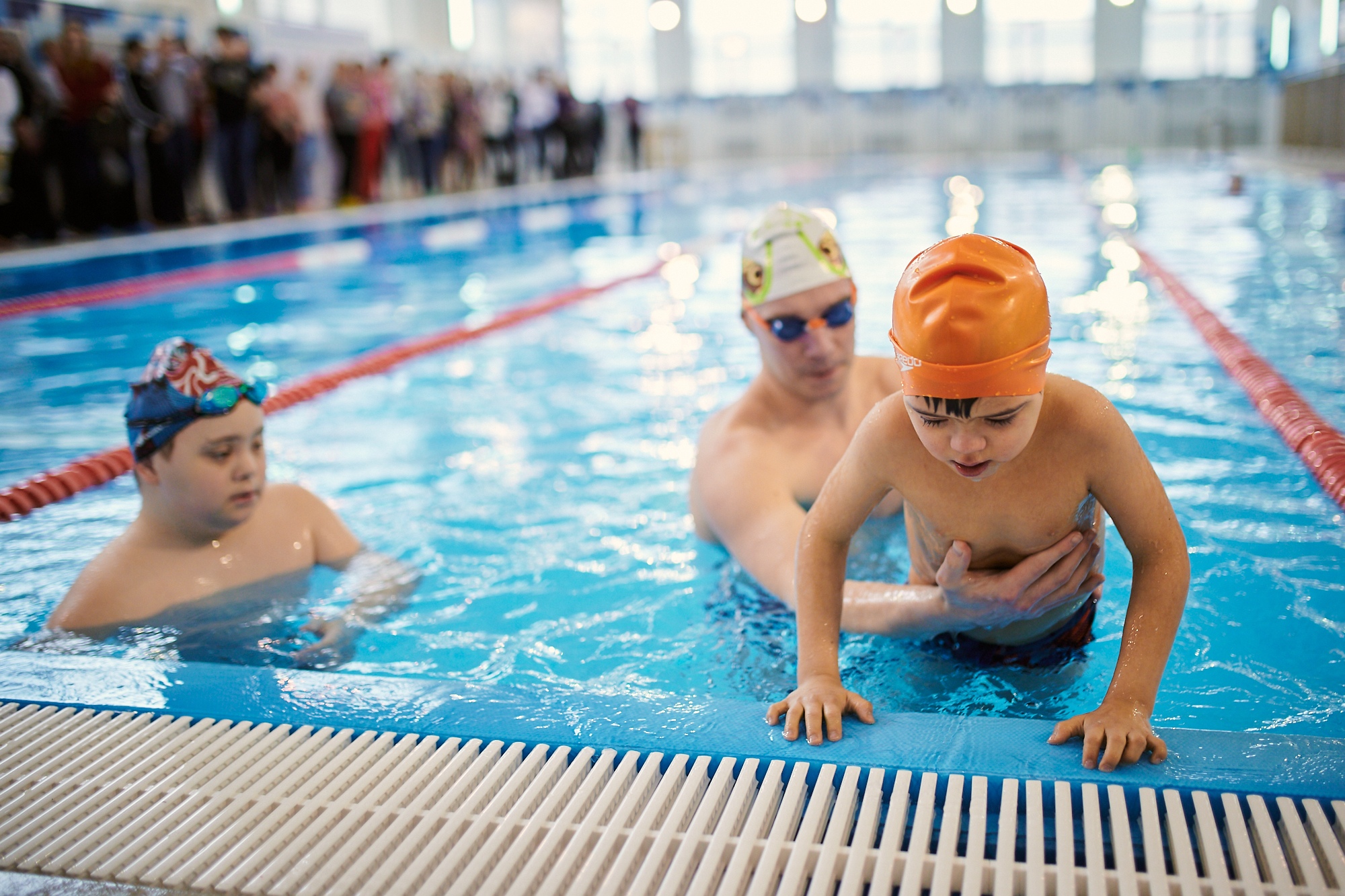 Занятие обучение плаванию. Адаптивное плавание для детей. Плавание дети. Занятия в бассейне для детей. Плавание для детей с ОВЗ.